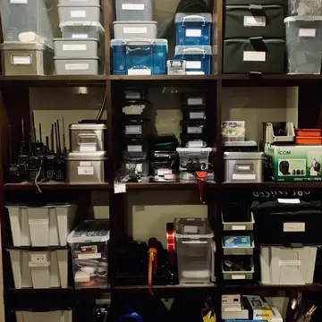 Ok. This is an update of Phase #1 52 boxes containing ham and swl material (equipment, accessories, cables, filters, …