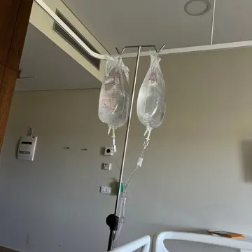 After a 2 hour surgery, I asked the doctor to mount 2 antennas for LEO on my recovery room. Here’s what he came with …